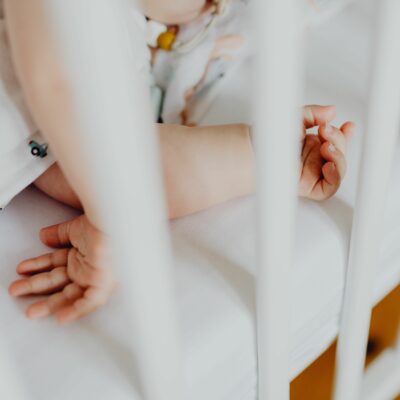 Copertina di Sessantenne muore in casa mentre accudisce una bimba di 7 mesi. La piccola salvata dai vicini che l’hanno sentita piangere