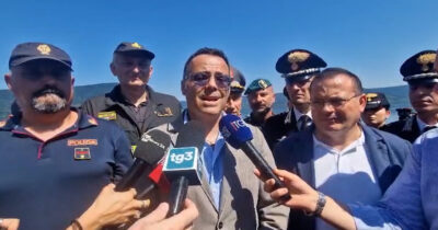 Copertina di Il prefetto: “Ricerca complessa, visibilità bassa già a pelo dell’acqua”