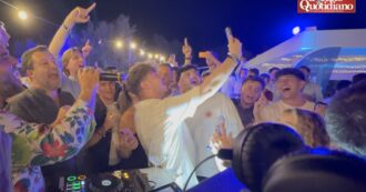 Copertina di Il ritorno di Matteo Salvini dietro alla consolle in spiaggia in Romagna, sette anni dopo il Papeete.”Vinceremo e la Lega sarà in doppia cifra”. E torna a sognare il Viminale