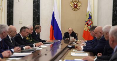 Copertina di Putin: “Carenza di carburante dopo gli attacchi alle nostre raffinerie”. Cremlino crea task force e valuta lo stop all’export