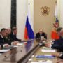 Copertina di Putin: “Carenza di carburante dopo gli attacchi alle nostre raffinerie”. Cremlino crea task force e valuta lo stop all’export