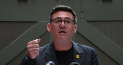 Copertina di “Una Downing Street anche nel Nord”: Burnham parla da premier e promette una ‘devolution’ verso le aree più povere