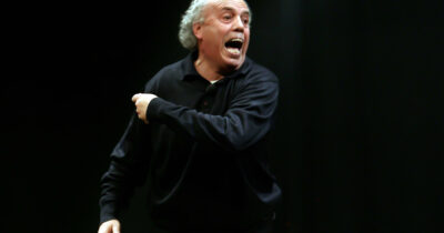 Copertina di Mario Pirovano per me è l’unico vero erede artistico di Dario Fo