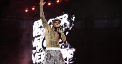Copertina di Panico durante il concerto di Geolier: un fan scavalca la transenna e sale sul palco. Il rapper: “Ero schiavo dei social, era la prima cosa che facevo invece che dare un bacio alla mia ragazza o chiamare mamma”
