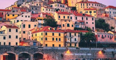 Copertina di Un weekend nella Riviera dei Fiori: la magia del Ponente Ligure tra borghi sospesi, mare azzurro e la pista ciclabile lungo la vecchia ferrovia