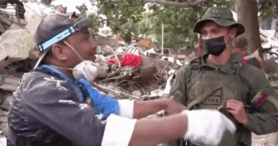 Copertina di “Non ci servono armi, ma picconi e pale per scavare”: in Venezuela scoppia la rabbia dei soccorritori contro i militari