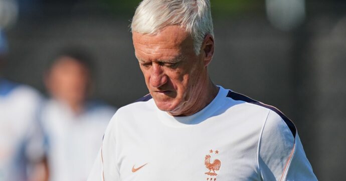 La vignetta di Charlie Hebdo sulla mamma morta di Deschamps scatena le polemiche in Francia. La Federcalcio: “Irrispettosa e indecente”