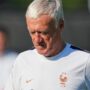 Copertina di La vignetta di Charlie Hebdo sulla mamma morta di Deschamps scatena le polemiche in Francia. La Federcalcio: “Irrispettosa e indecente”