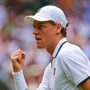 Copertina di Wimbledon, parità ed equilibrio tra Sinner e Kecmanovic dopo due set. Paura per una caduta nel terzo | La diretta