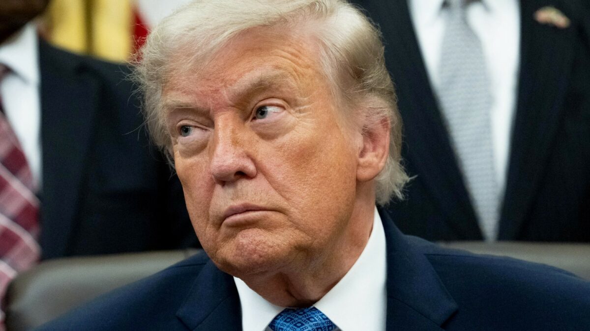 Petroliera colpita nello stretto di Hormuz: nuovi attacchi USA-Iran