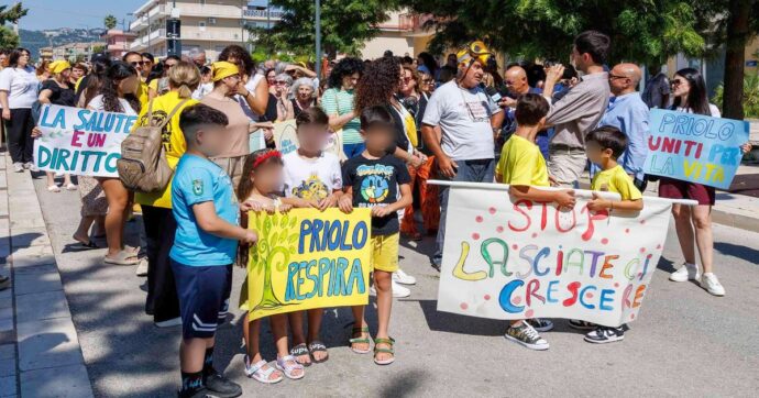Miasmi e malori a Priolo, mamme e bimbi in piazza contro il petrolchimico. E la procura apre un’inchiesta