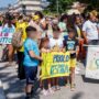 Copertina di Miasmi e malori a Priolo, mamme e bimbi in piazza contro il petrolchimico. E la procura apre un’inchiesta