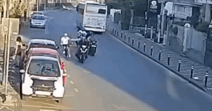 Pompei, in scooter affiancano un anziano ciclista e lo fanno cadere: aperta un’inchiesta | Video