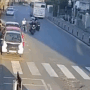 Copertina di Pompei, in scooter affiancano un anziano ciclista e lo fanno cadere: aperta un’inchiesta | Video