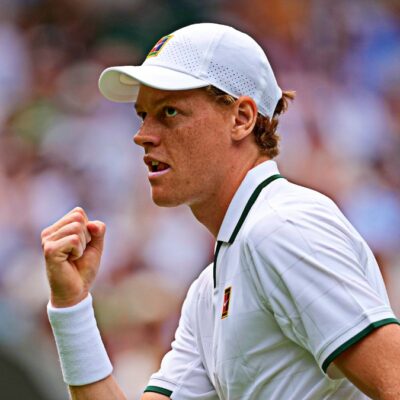 Copertina di Sinner a un passo dal baratro, poi risorge: il debutto a Wimbledon è una battaglia, Kecmanovic sconfitto al quinto set | Il commento