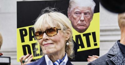 Copertina di Trump e la causa per abusi sessuali, respinto il ricorso: via libera a 5 milioni di risarcimento alla scrittrice E. Jean Carroll