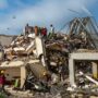 Copertina di Venezuela, madre con 3 figli sotto le macerie: pompieri italiani al lavoro per salvarla. Decine di migliaia i dispersi, 1.450 morti ufficiali