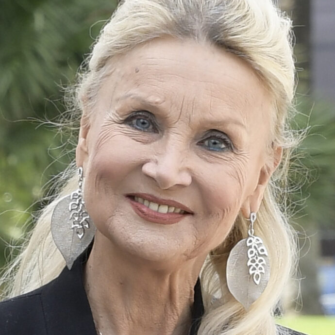 “Quando mia sorella stava morendo, i medici le hanno praticato l’accanimento terapeutico. La vidi soffrire in maniera terribile. Con Warren Beatty finì perché voleva fare sesso a tre”: parla Barbara Bouchet