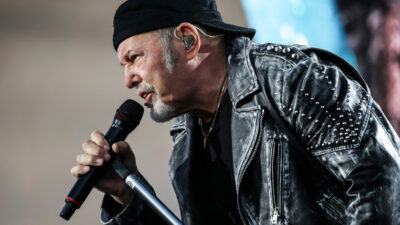 Copertina di “Amo il sud, contano i fatti e non le fake news! Non ho mai offeso né parlato male. Chi la ripete e la scrive verrà querelato per diffamazione”: Vasco Rossi furioso