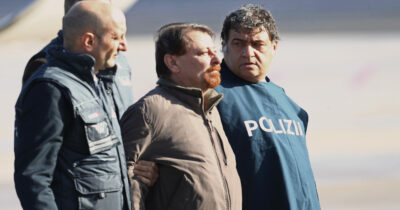 Copertina di Cesare Battisti, no al permesso di due ore per vedere il figlio fuori dal carcere. La difesa fa ricorso: “Decisione incivile”