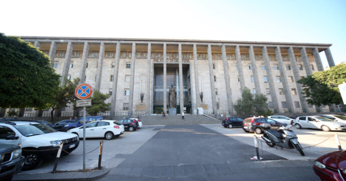 Faceva pipì in ufficio e stipava le bottiglie negli armadi: giudice sanzionato in sede disciplinare. “Avevo paura del Covid”