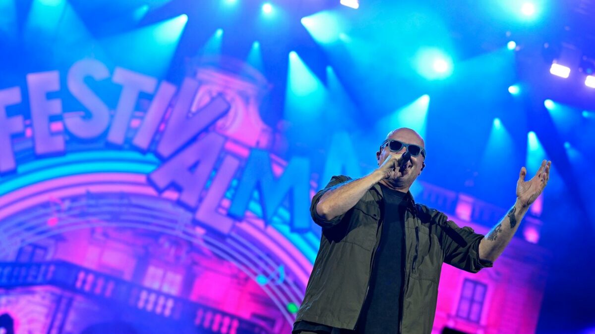“Ho appreso dell’incidente, sono molto dispiaciuto. Sono vicino ai suoi cari”: la preghiera di Max Pezzali per la fan schiacciata tra due autobus dopo il concerto