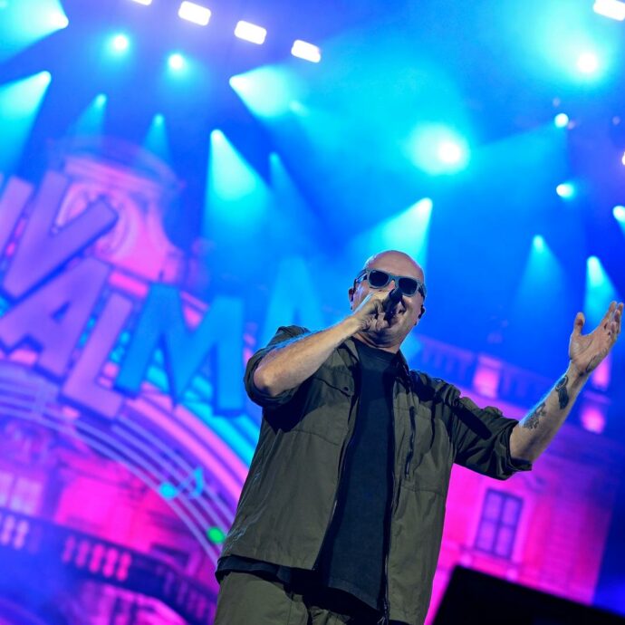 “Ho appreso dell’incidente, sono molto dispiaciuto. Sono vicino ai suoi cari”: la preghiera di Max Pezzali per la fan schiacciata tra due autobus dopo il concerto