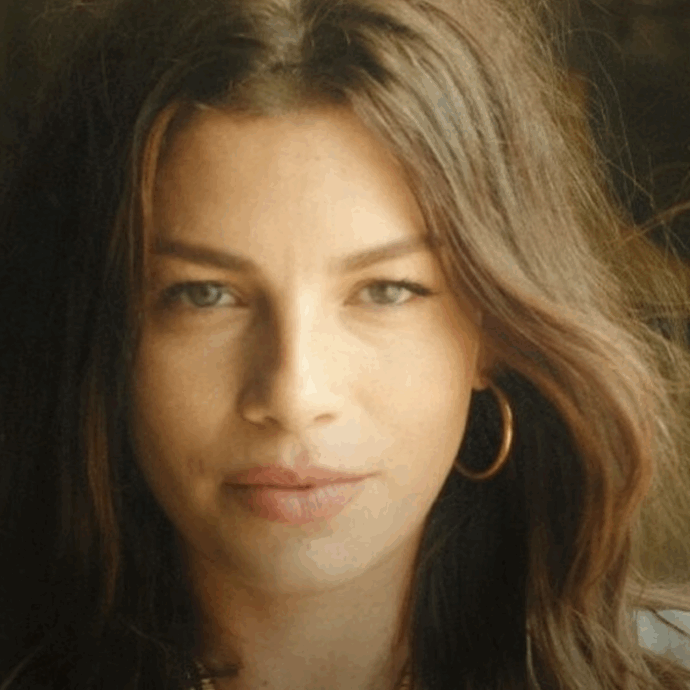 “Sul palco suonerò le chitarre di mio papà. Mi serviranno da scudo. Come mia madre, anche lui mi ha insegnato a vivere: per lui era fondamentale fare gruppo”: Emma torna live a Rock In Roma