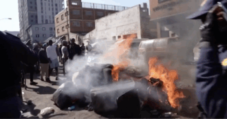 Manifestazioni xenofobe in Sudafrica, migliaia in piazza per chiedere l’espulsione degli stranieri senza documenti. Oltre 25mila migranti in fuga