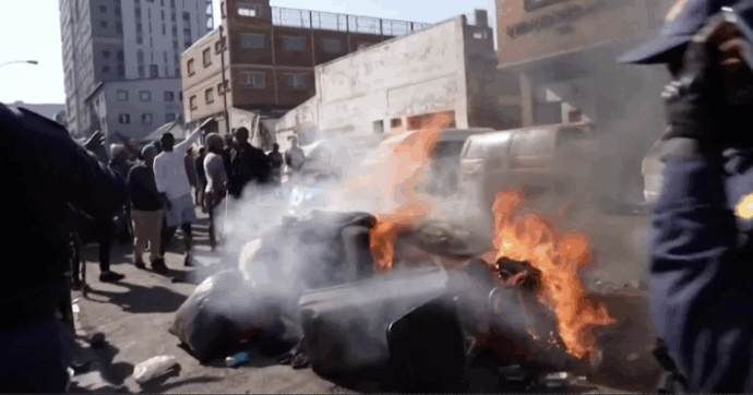 Manifestazioni xenofobe in Sudafrica, migliaia in piazza per chiedere l’espulsione degli stranieri senza documenti. Oltre 25mila migranti in fuga
