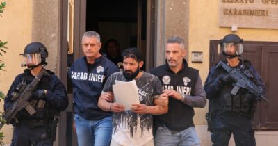 Copertina di Attentato a Ranucci, arrestato il commando: “Agì su commissione e con metodo mafioso”. Ora caccia ai mandanti