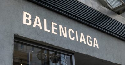 Copertina di “Ragazze, è l’ora del se**o”: pacche sul sedere, offese e scherzi umilianti, il Tribunale conferma il licenziamento del super manager di Balenciaga