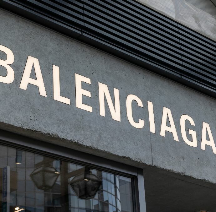 “Ragazze, è l’ora del se**o”: pacche sul sedere, offese e scherzi umilianti, il Tribunale conferma il licenziamento del super manager di Balenciaga