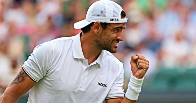 Wimbledon, Berrettini comincia con il botto: batte Wawrinka in una maratona da oltre 4 ore. Poi gli regala l’ovazione: “È una leggenda”