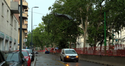 Copertina di Divanetto sui fili del bus, tendoni sradicati e alberi caduti: le immagini del forte temporale che ha colpito Milano