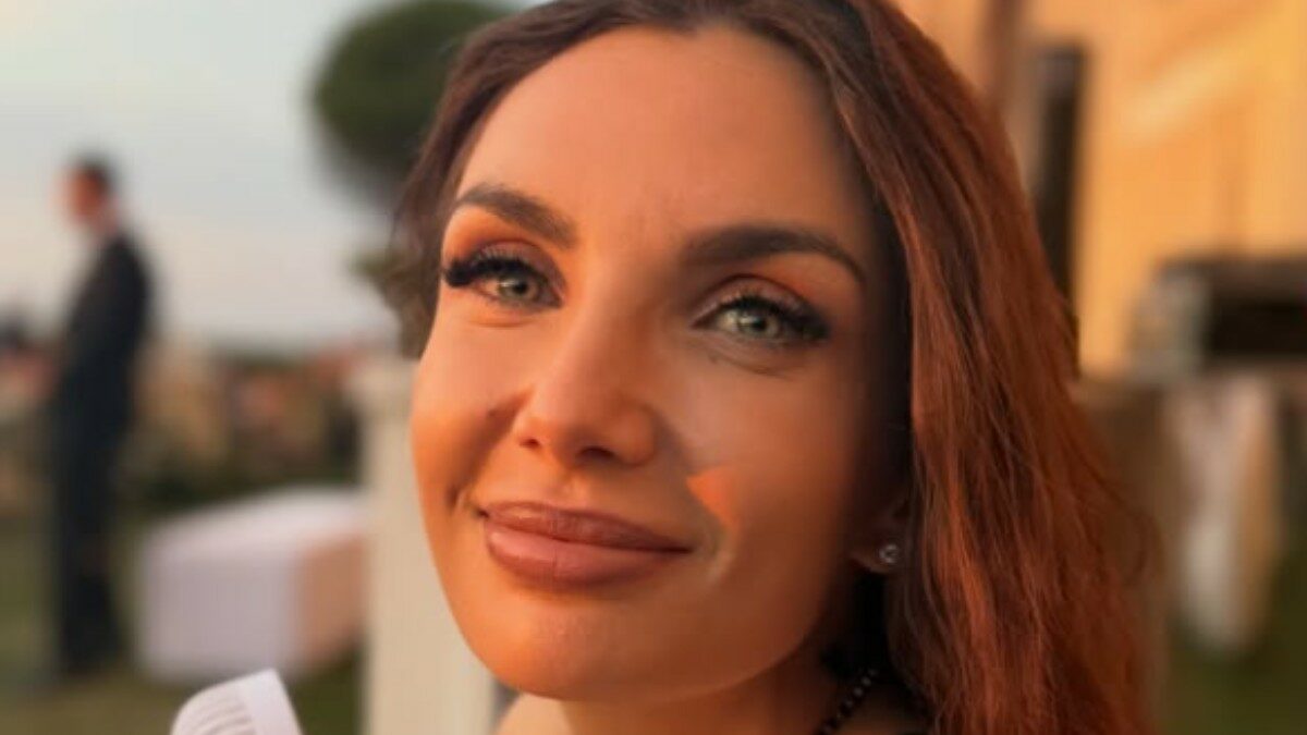 “Ormai sembra che non vada più bene nulla. Se sei bella sei stupida, grassa non va bene, magra non va bene, non se ne può più. Le canzoni? Se non vi piacciono, scrivetevele voi”: così Elettra Lamborghini