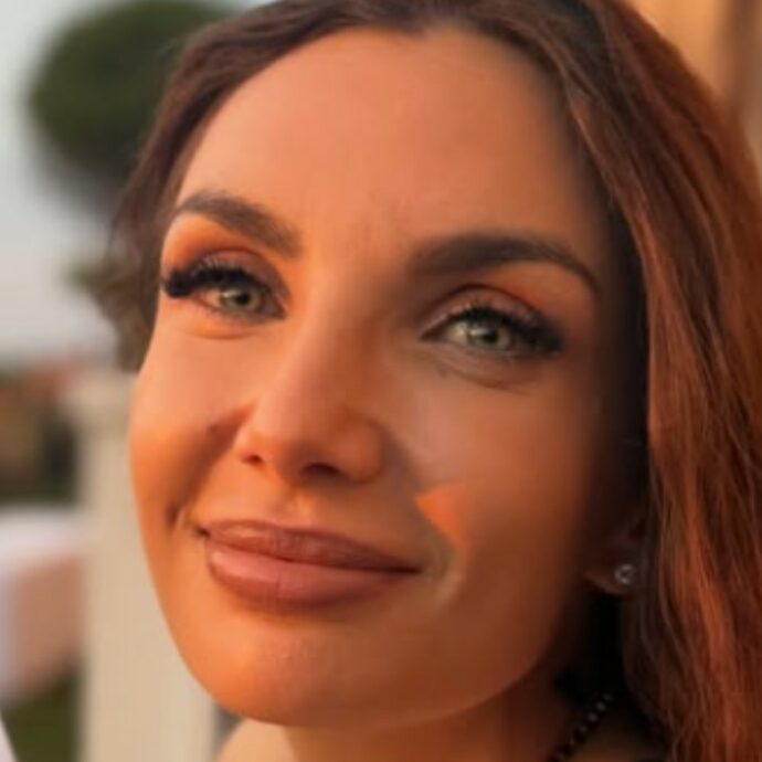 “Ormai sembra che non vada più bene nulla. Se sei bella sei stupida, grassa non va bene, magra non va bene, non se ne può più. Le canzoni? Se non vi piacciono, scrivetevele voi”: così Elettra Lamborghini