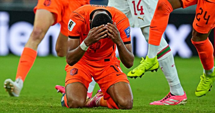 Le lacrime di Gakpo dopo il gol: in ginocchio e con le mani al cielo per il figlio perso nei giorni scorsi. I compagni si stringono attorno a lui