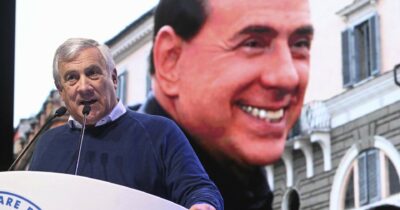 Copertina di L’omaggio a B. degli ex parlamentari forzisti  diventa un assalto a Tajani: “Serve una svolta nel partito”