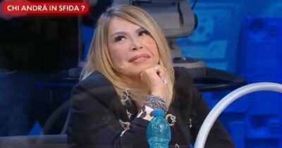 Copertina di Anna Pettinelli fuori da Amici di Maria De Filippi: la speaker radiofonica sarà una concorrente di Tale e Quale Show (e non è l’unica novità del programma di Carlo Conti)