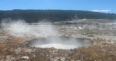 Copertina di Un’esplosione, poi la voragine fumante con acqua che bolliva “vigorosamente”: gli scienziati spiegano cosa è successo al Parco Nazionale di Yellowstone