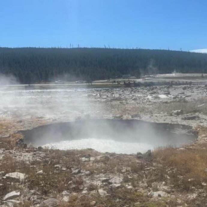 Un’esplosione, poi la voragine fumante con acqua che bolliva “vigorosamente”: gli scienziati spiegano cosa è successo al Parco Nazionale di Yellowstone