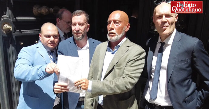 Remigrazione, Casapound e Riconquista depositano a Montecitorio 132mila firme: “Non c’è quella di Vannacci. L’Italia non ha bisogno di generali”