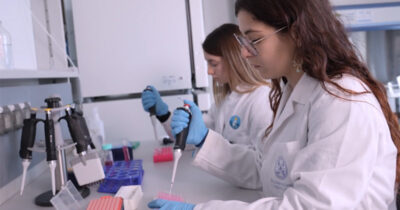 Copertina di Cancro, oltre 1 milione di euro per i “robot biologici”: batteri progettati per viaggiare nel corpo umano e scovare i tumori