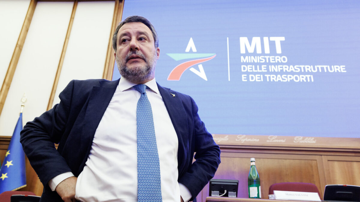Legge elettorale nel caos, approdo in Aula rinviato al 14 luglio. Salvini: “Colpa dei cantieri ferroviari? Non mi risulta”. Il Pd: “Gli unici disagi sono in maggioranza”