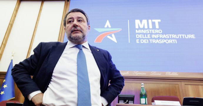 Copertina di Legge elettorale nel caos, approdo in Aula rinviato al 14 luglio. Salvini: “Colpa dei cantieri ferroviari? Non mi risulta”. Il Pd: “Gli unici disagi sono in maggioranza”