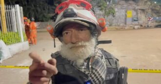 Copertina di Dall’Aquila al Venezuela, la vita sotto le macerie di “El Topo” Cinfuegos con la kefiah al collo: “Scavo anche oggi che è il mio compleanno”