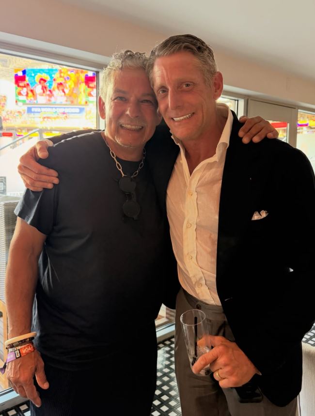 “È passato qualche anno da quando ti tenevo in braccio in pullman”: l’incontro tra Roberto Baggio e Lapo Elkann