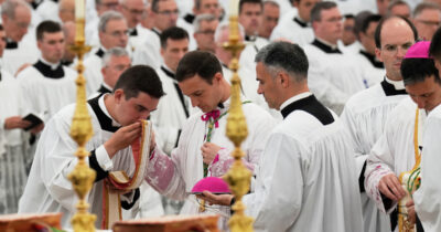 Copertina di I lefebvriani consacrano 4 nuovi vescovi e ignorano l’appello del Papa: è scisma. “Noi al servizio della Chiesa, ci benedica”