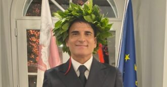 Copertina di “Mamma, mi sono laureato tardi, un pochino troppo fuori corso, ma scusa ce l’ho: stev’ faticann'”: Sal Da Vinci commosso per la laurea honoris causa